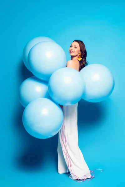 Vista Completa Feliz Mujer Elegante Con Grandes Globos Festivos Sonriendo — Foto de Stock