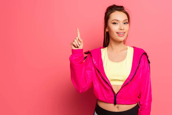 Young Smiling Sportswoman Showing Idea Gesture While Smiling Camera Pink — Stock Photo, Image