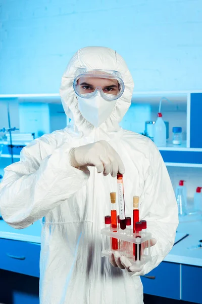 Wissenschaftler Warnanzug Und Latexhandschuhen Mit Reagenzglas Und Schriftzug — Stockfoto