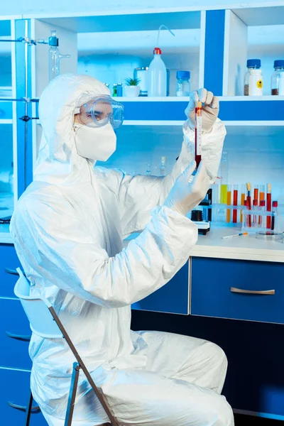 Wissenschaftler Warnanzug Und Latexhandschuhen Reagenzglas Mit Probe Und Coronavirus Schriftzug — Stockfoto