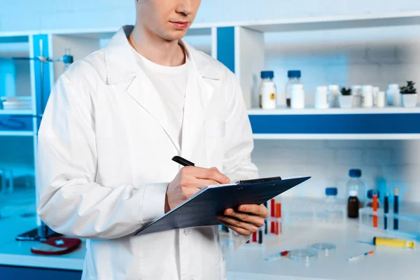 Cropped View Scientist White Coat Holding Clipboard Pen Laboratory — Stock Photo, Image