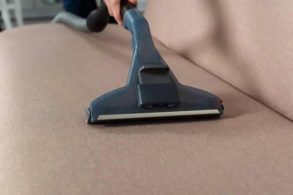 Pemandangan Dari Manusia Dry Cleaning Sofa Modern Dengan Vacuum Cleaner — Stok Foto