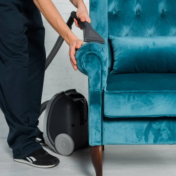 Bijgesneden Weergave Van Schoner Chemisch Reinigen Blauwe Fauteuil Met Stofzuiger — Stockfoto