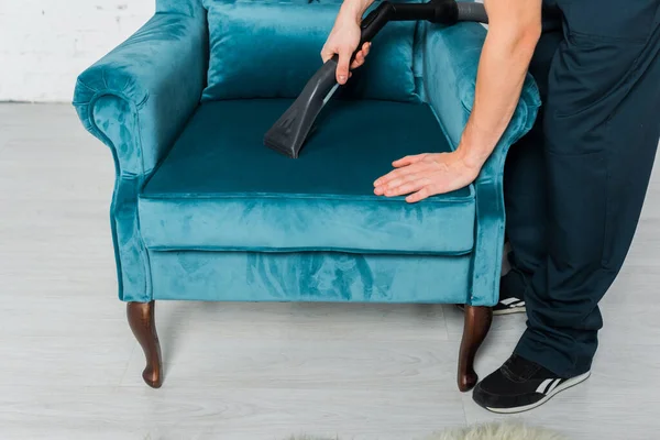 Vista Recortada Hombre Joven Limpieza Seco Moderno Sillón Con Aspiradora — Foto de Stock