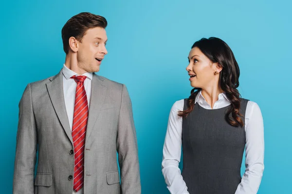 Dos Empresarios Sorprendidos Mirándose Sobre Fondo Azul — Foto de Stock