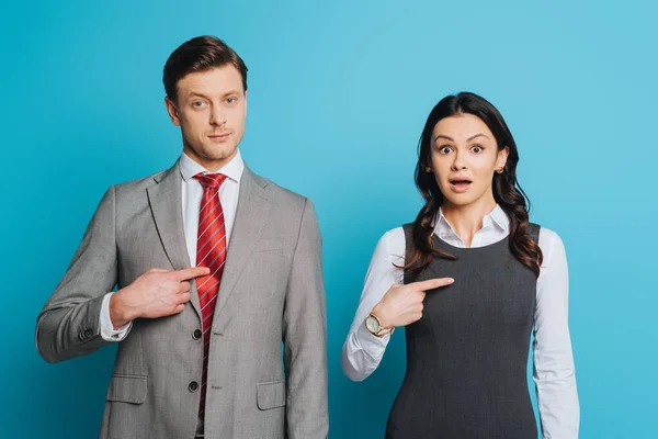 Serious Businessman Shocked Businesswoman Pointing Fingers While Looking Camera Blue — Stock Photo, Image