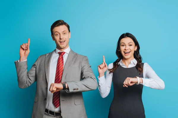 Two Smiling Businesspeople Showing Idea Signs While Looking Camera Blue — Stock Photo, Image