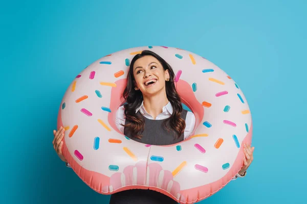 Excitada Empresária Anel Natação Sorrindo Enquanto Olha Para Fundo Azul — Fotografia de Stock