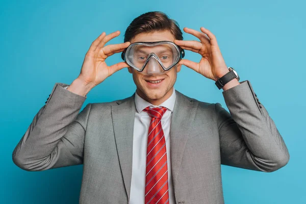 Sonriente Hombre Negocios Poniendo Máscara Buceo Cara Sobre Fondo Azul — Foto de Stock