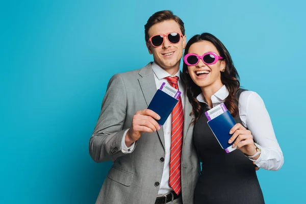 Happy Businessman Businesswoman Sunglasses Holding Passports Air Tickets Blue Background — Stock Photo, Image