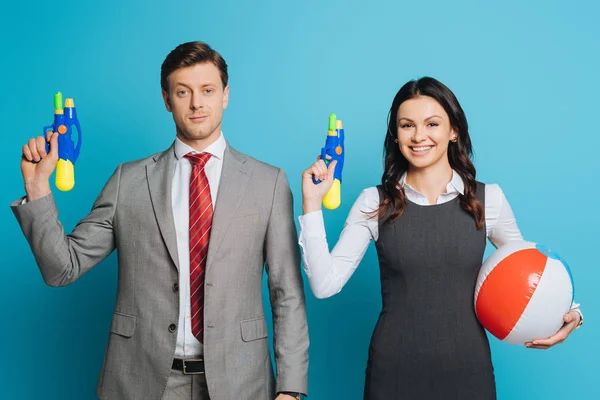 Dos Empresarios Felices Con Pistolas Agua Bola Inflable Mirando Cámara — Foto de Stock