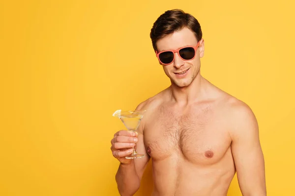 Shirtless Man Sunglasses Holding Glass Cocktail Yellow Background — Stock Photo, Image