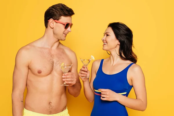 Happy Couple Sunglasses Talking While Holding Glasses Cocktail Yellow Background — Stock Photo, Image