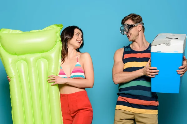 Man Diving Mask Holding Portable Fridge Cheerful Woman Inflatable Mattress — Stock Photo, Image
