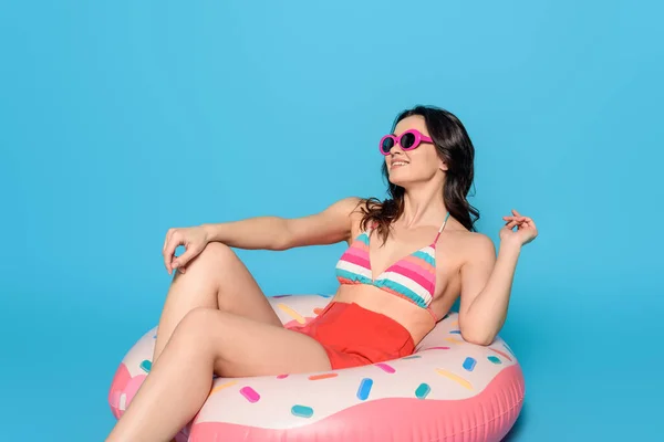 Smiling Woman Sunglasses Sunbathing While Sitting Inflatable Ring Blue Background — Stock Photo, Image