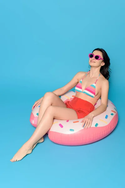 Happy Woman Sunglasses Sunbathing While Sitting Inflatable Ring Blue Background — Stock Photo, Image