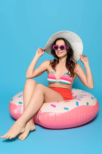 Cheerful Stylish Woman Sunglasses Touching Sun Hat While Sitting Swim — Stock Photo, Image