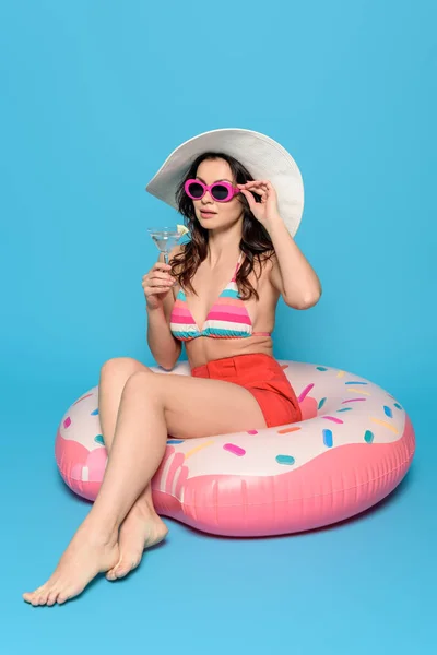 Stylische Frau Mit Sonnenbrille Und Sonnenhut Sitzt Schwimmring Und Hält — Stockfoto