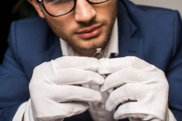 Enfoque Selectivo Del Tasador Joyas Guantes Que Sostienen Anillo Con —  Fotos de Stock