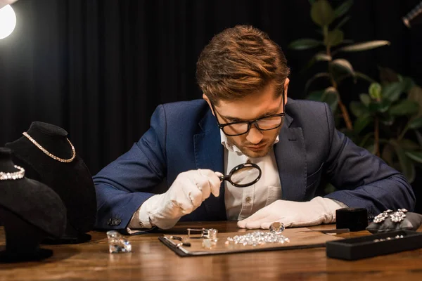 Evaluador Joyas Guapo Examinando Piedras Preciosas Bordo Con Lupa Mesa —  Fotos de Stock