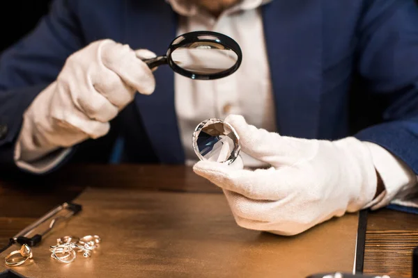 Mücevher Eksperi Mücevher Yüzüklerinin Yanında Mücevher Büyüteç Tutuyor — Stok fotoğraf