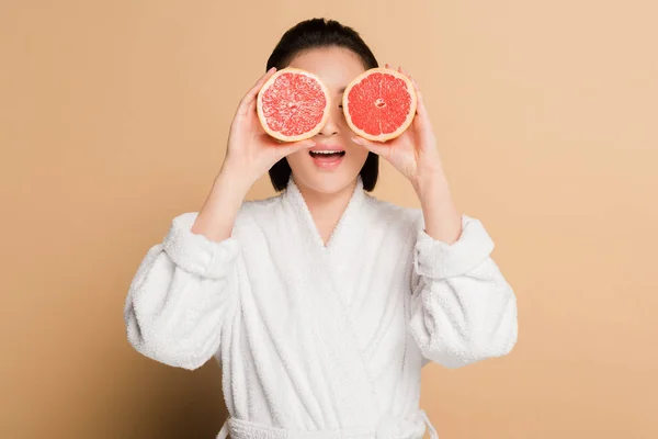 Schockiert Schöne Asiatische Frau Bademantel Mit Grapefruithälften Auf Augen Auf — Stockfoto