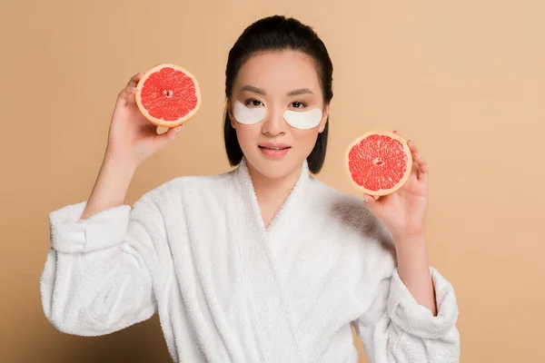 Schöne Asiatische Frau Bademantel Mit Augenklappen Gesicht Hält Grapefruithälften Auf — Stockfoto
