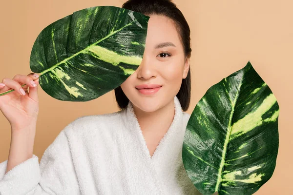 Glad Vacker Asiatisk Kvinna Badrock Med Gröna Blad Isolerade Beige — Stockfoto