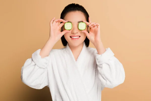 Uśmiechnięta Piękna Azjatycka Kobieta Szlafroku Plastrami Ogórka Oczach Beżowym Tle — Zdjęcie stockowe