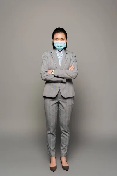 Young Businesswoman Medical Mask Grey Background — Stock Photo, Image