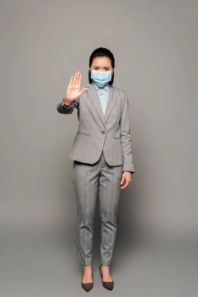 Young Businesswoman Medical Mask Showing Stop Gesture Grey Background — Free Stock Photo