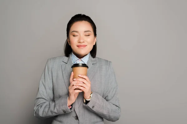 Feliz Joven Empresaria Con Taza Papel Ojos Cerrados Sobre Fondo — Foto de Stock