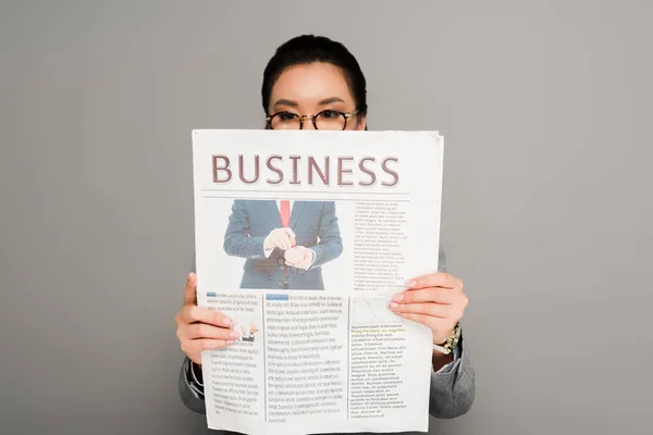 Jovem Empresária Óculos Lendo Jornal Negócios Fundo Cinza — Fotografia de Stock