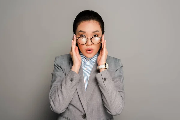 Shocked Young Businesswoman Eyeglasses Grey Background — Stock Photo, Image