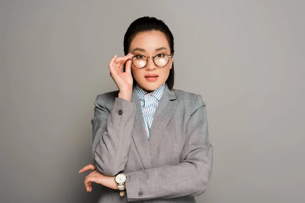 Young Businesswoman Eyeglasses Grey Background — Stock Photo, Image