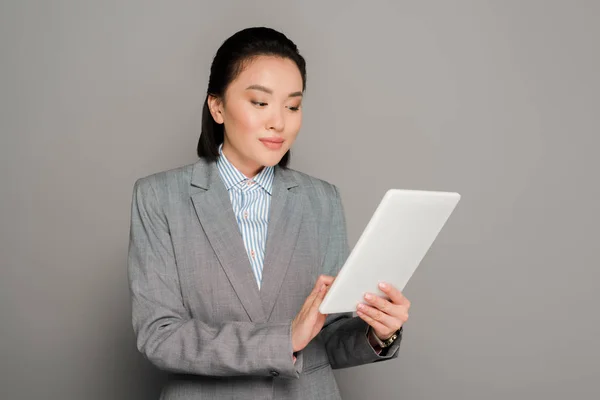 Ung Affärskvinna Kostym Med Digital Tablett Grå Bakgrund — Stockfoto
