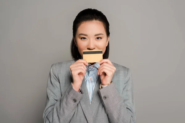 Young Businesswoman Suit Holding Credit Card Grey Background — Stock Photo, Image