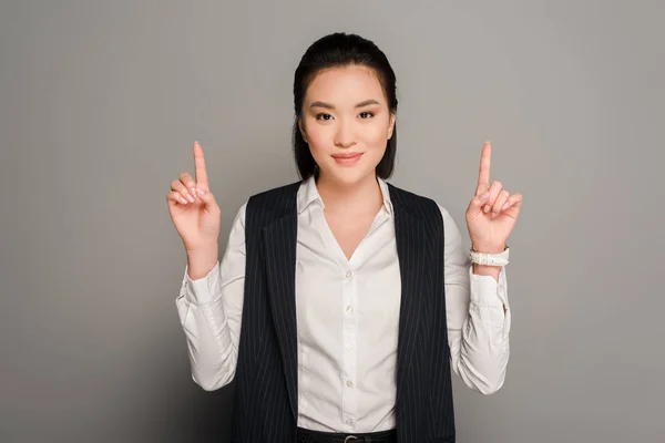 Smiling Young Businesswoman Pointing Fingers Grey Background — Stock Photo, Image