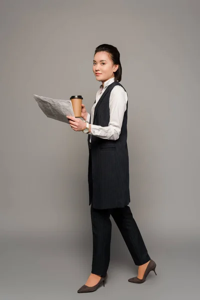 Young Businesswoman Reading Newspaper Drinking Coffee Grey Background — Stock Photo, Image