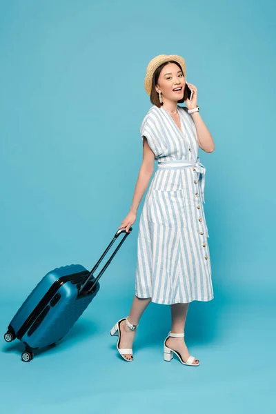 Smiling Brunette Asian Girl Striped Dress Straw Hat Travel Bag — Stock Photo, Image