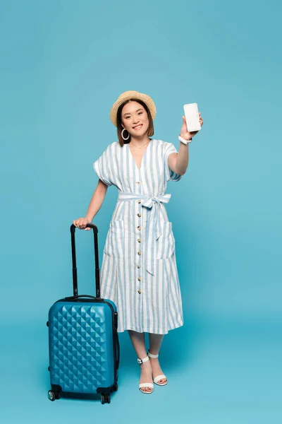 Sonriente Morena Chica Asiática Vestido Rayas Sombrero Paja Con Bolsa — Foto de Stock