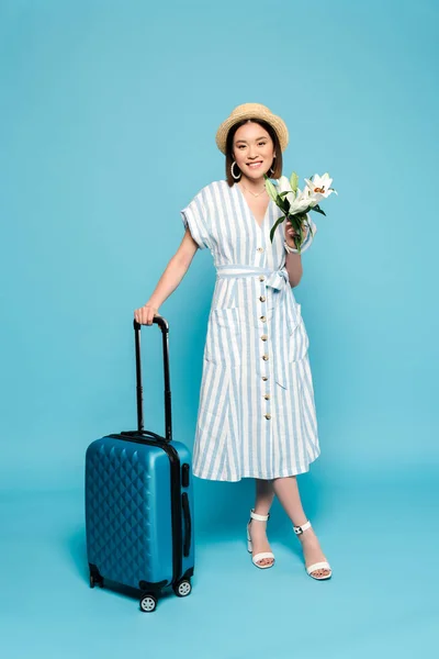 Smiling Brunette Asian Girl Striped Dress Straw Hat Travel Bag — Stock Photo, Image