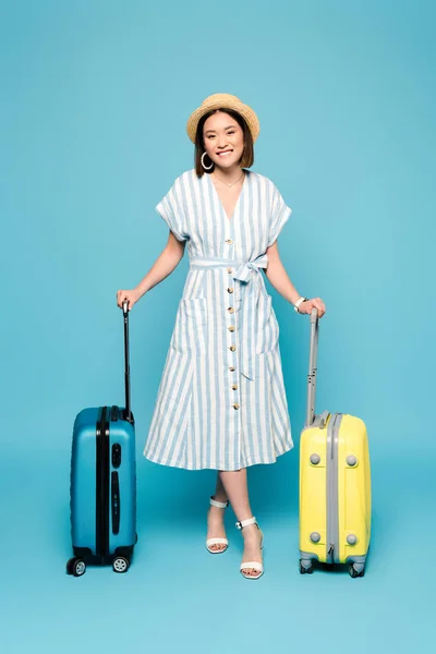 Smiling Brunette Asian Girl Striped Dress Straw Hat Travel Bags — Stock Photo, Image