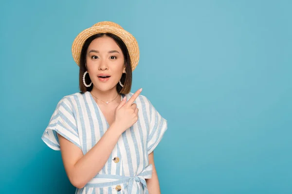 Surprised Brunette Asian Girl Striped Dress Straw Hat Pointing Finger — Stock Photo, Image