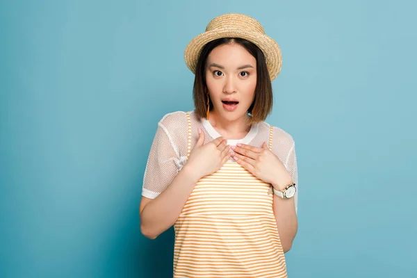 Shocked Asian Girl Striped Yellow Dress Straw Hat Blue Background — Stock Photo, Image