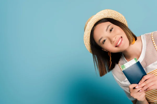 Usmívající Asijské Dívka Pruhované Žluté Šaty Slamák Klobouk Držení Pas — Stock fotografie
