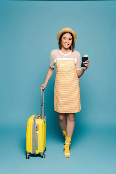 Sonriente Asiático Chica Rayas Amarillo Vestido Paja Sombrero Celebración Pasaporte — Foto de Stock