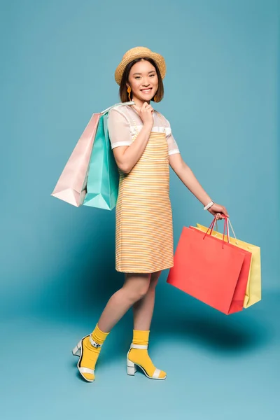 Sonriente Chica Asiática Rayas Vestido Amarillo Sombrero Paja Con Bolsas — Foto de Stock