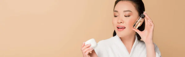 Sourire Belle Asiatique Femme Peignoir Tenant Cosmétique Crème Huile Isolé — Photo