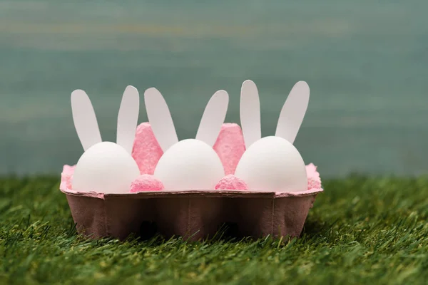 Conejitos Decorativos Bandeja Huevo Rosa Concepto Pascua — Foto de Stock